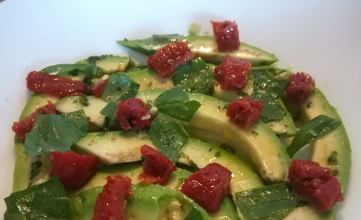 avocado pomodori secchi e pistacchi