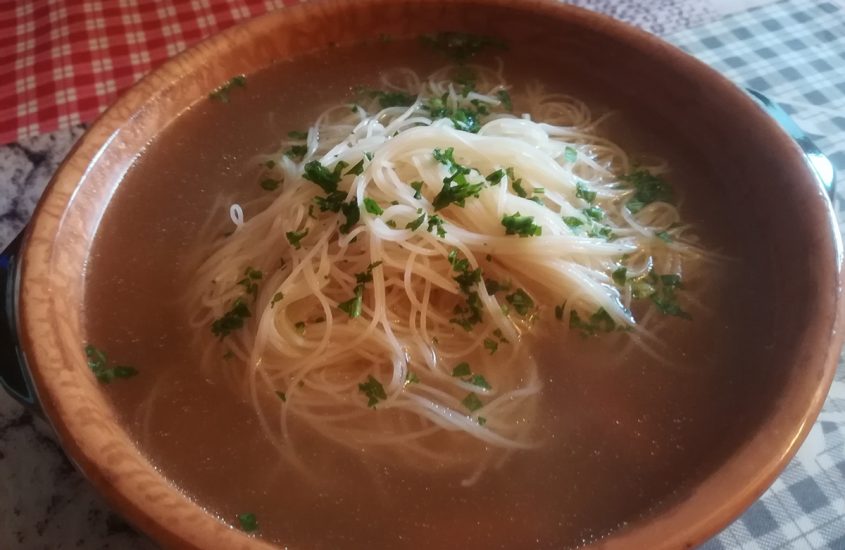 Vermicelli in zuppa di verdure dal sapore orientale