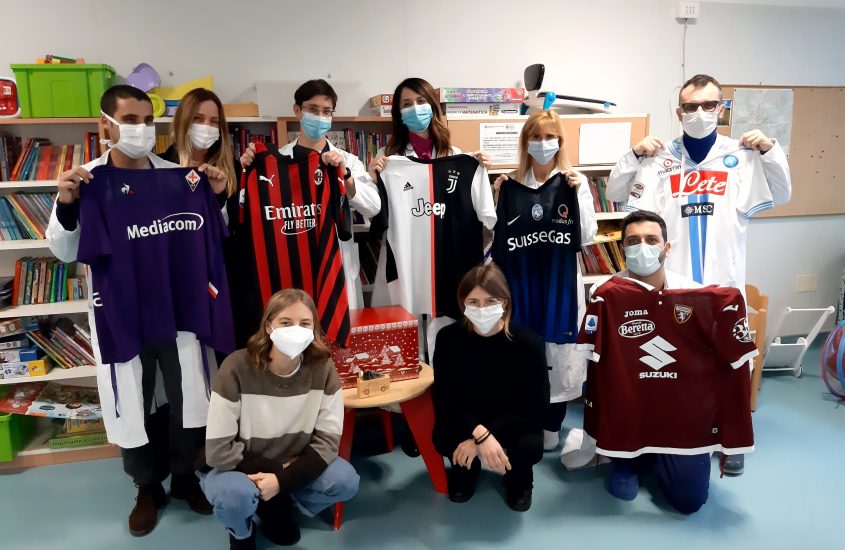 Le maglie di Serie A diventano “Camici Amici” per i bimbi ricoverati
