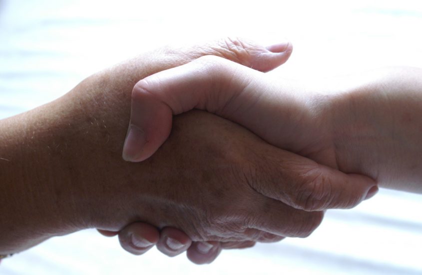 Dammi la mano, la mostra che valorizza il ruolo dei caregiver