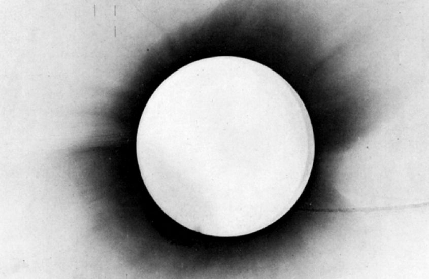 Albert Einstein e Arthur Eddington: la forma dello spazio