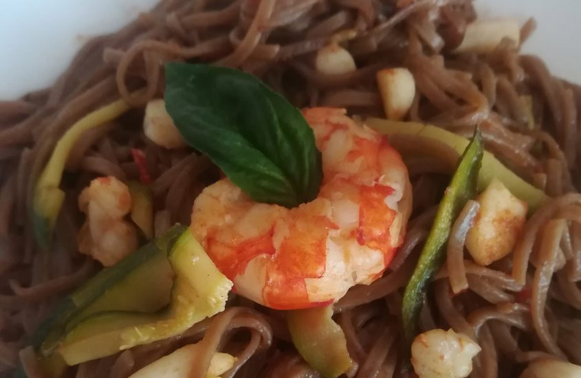 Yakisoba con pesce e zucchine