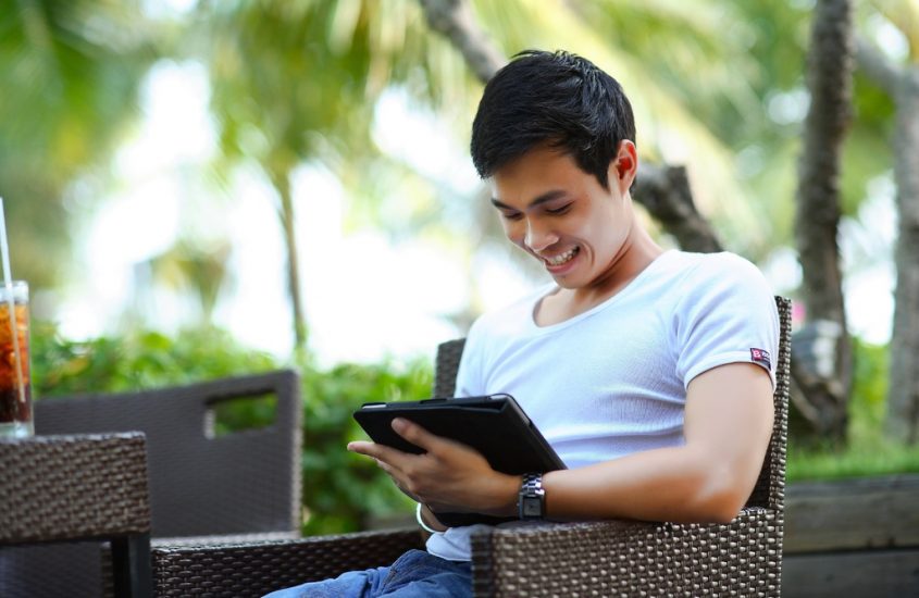 Troppo chini sullo smartphone? Attenti al Text Neck