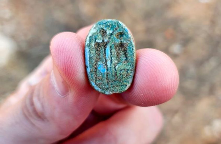 Israele, scolaresca scopre uno scarabeo di oltre 3000 anni fa