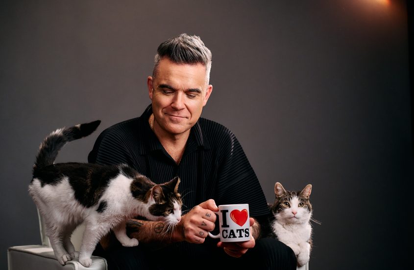 “It’s Great To Be a Cat”: il video di Robbie Williams e il gatto Felix