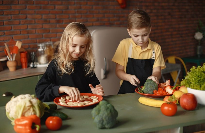 Stili di vita, più frutta e verdura per i bambini che aiutano in cucina