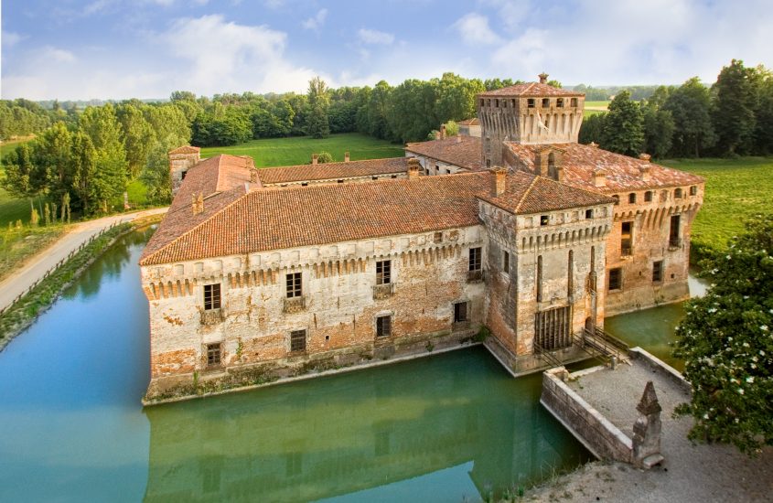 Il Castello di Padernello brilla per Bergamo Brescia Capitale della Cultura 2023