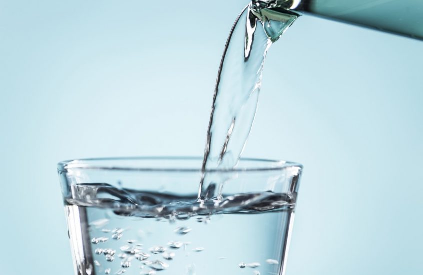 Gli italiani si definiscono sostenibili ma solo il 29% beve acqua del rubinetto