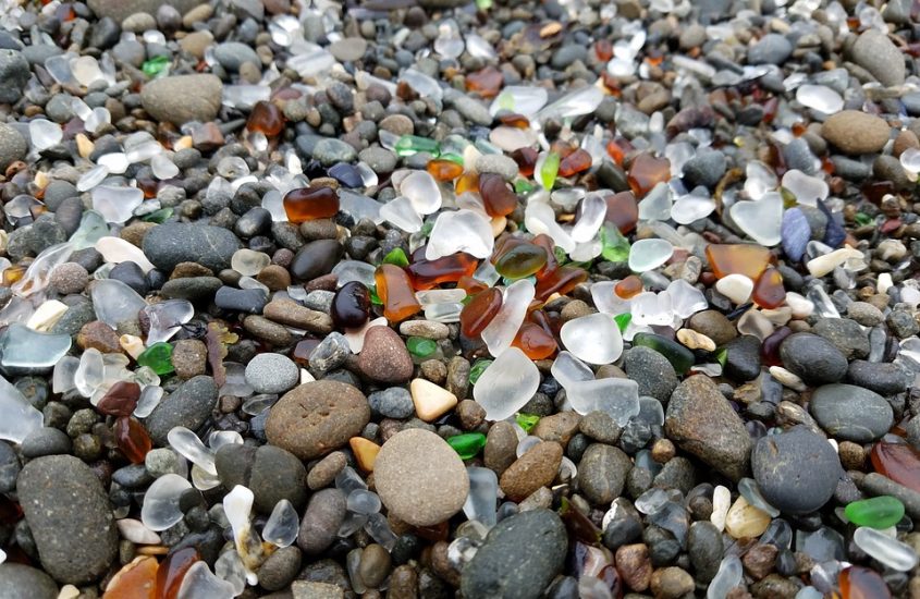 Glass Beach e il Mistero della Spiaggia dai Sassolini Colorati