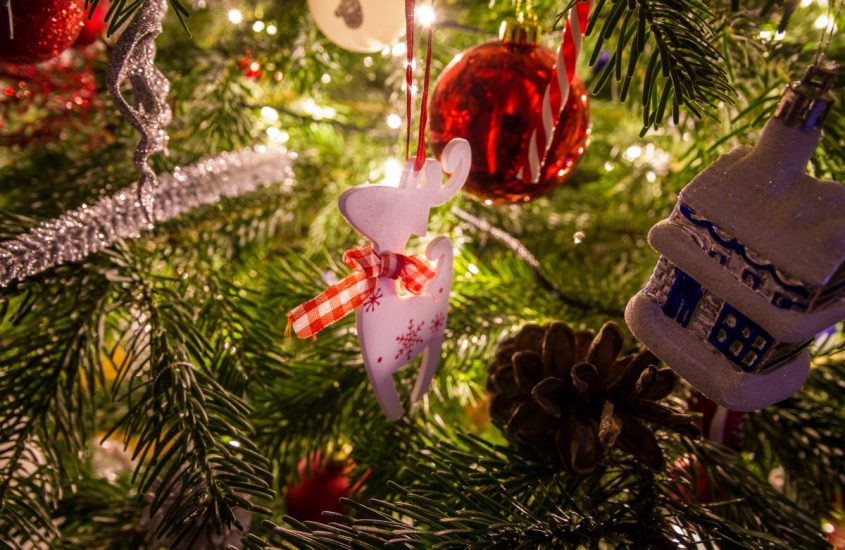 Il Natale si festeggia senza glitter. L’Unione Europea contro le microplastiche